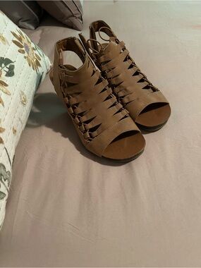 Women's Brown Woven Peep-Toe Sandals
